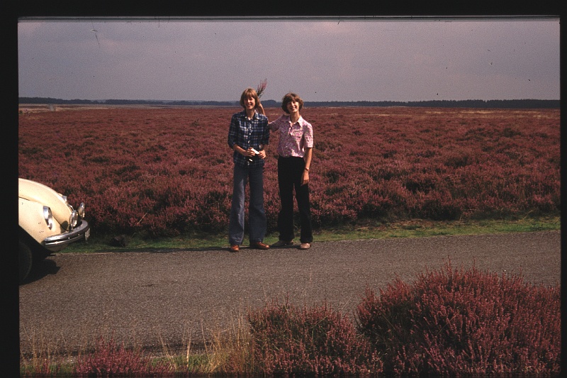 29.Veluwe okt 1977 Brigitte,Marion.JPG